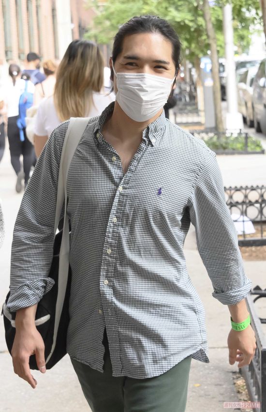 父親になった圭さんは、変わらず長髪をひとくくりにした髪形だそう(写真は2022年7月)
