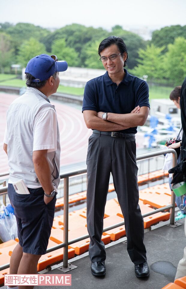 カメラが回っていないところでは、陸上競技解説者としても知られる尾縣貢役の嶋大輔やスタッフと談笑するなど、終始アットホームな雰囲気だった　撮影／齋藤周造