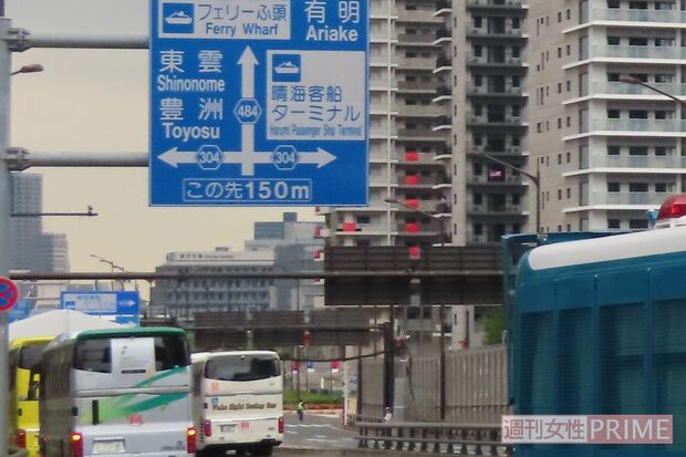 パラリンピック期間中、大型バスはひっきりなしに出入りしていた（右手は選手村）