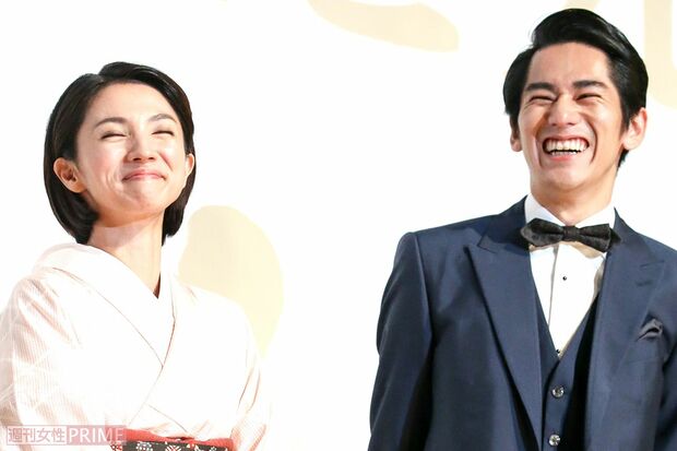 2017年公開の映画『海辺の生と死』完成披露上映会に出席した満島ひかりと永山絢斗