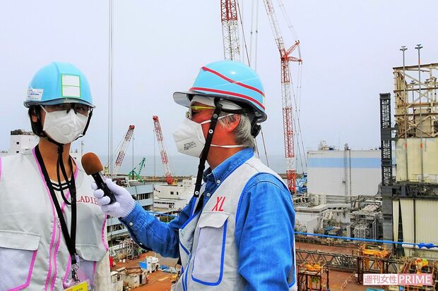 2018年当時、福島大学の学生だった上石さんに3号機の前でマイクを向ける大和田