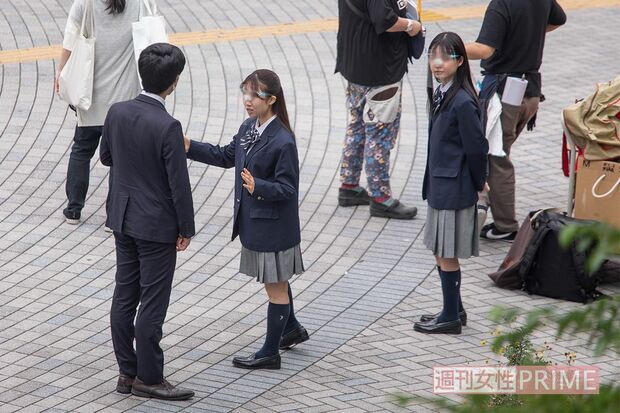 ドラマ『M』ロケ。リハ中のエキストラはフェイスシールドを着用