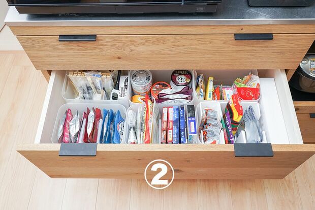 食料品のストックも立てて仕切って収納することで、ひと目で在庫管理が可能。　写真／フジモリタイシ、ヒラヤマタイジロー（『スキマをうめる収納ルール』より）