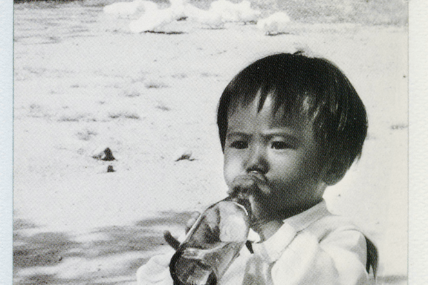 大阪生まれ、福岡育ち。離婚した両親とそれぞれ暮らした後、上京した