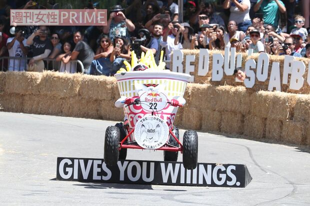 あの有名カップ麺を模したカート。撮影／吉岡竜紀