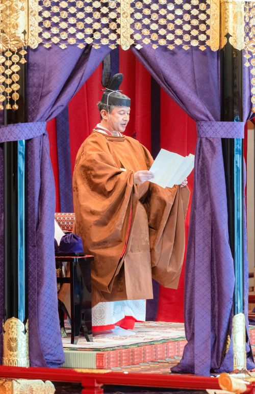 2019年10月、即位礼正殿の儀で絶対禁色の黄櫨染を着用される天皇陛下（宮内庁提供）