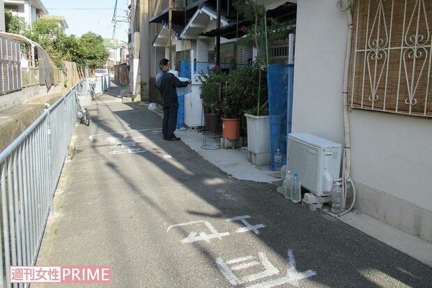 家宅捜索で容疑者宅からイスやペットボトルなどが運び出された