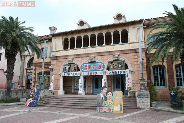 映画館のセットに設置されているポスターも看板も、全部スタッフが考えた空想上の、でも当時、本当にありそうなものを再現したんだとか　撮影／齋藤周造