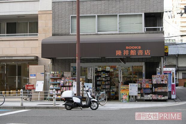 店内には「読書」の効果を特集した新聞記事が多数張られ、床にも本が積み上げられていた　撮影／渡邉智裕