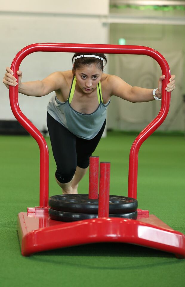 ハードなトレーニング。50キロを超えるバーベルを軽々と持ち上げることもできる