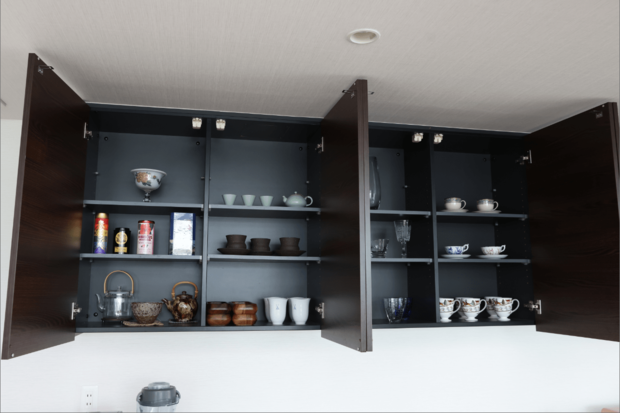 やましたさん宅のキッチン上の収納スペース。本当に最低限のカップやグラスだけで、余分なものは収納していない