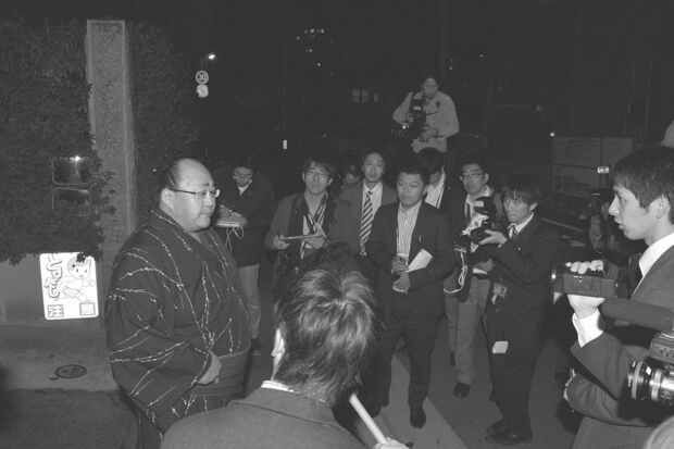 北の湖理事長が直腸がんで死去。詰めかけた報道陣に状況を説明する北斗龍（写真：産経ビジュアル）