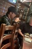 焼き鳥店のカウンター席に座り、トレーニング話に花を咲かせた山下智久