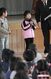 宮城県・仙台市から岩手県・陸前高田市の小学校に転校したのは震災翌月の4月20日。全校生徒の前で転校の挨拶をする海音さん(当時7歳)撮影/週刊女性写真班