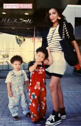 幼い頃の『Kis-My-Ft2』千賀健永（中）と弟の丈意さんと母・千賀のり子さん