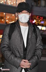 '20年、ユーチューバーデビューについて直撃取材を受ける宮迫博之