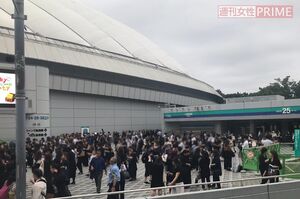 黒い服を着て東京ドームに集まったファンたちの姿。マスコミの姿も／著者撮影
