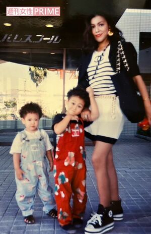 幼い頃の『Kis-My-Ft2』千賀健永（中）と弟の丈意さんと母・千賀のり子さん