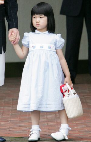 '05年8月(3歳)那須塩原駅にて。小さなパフスリーブとラウンドカラー(丸襟)が、「すっかり少女らしくなられた愛子さまによくお似合いです」(日置さん)撮影/JMPA