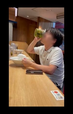 おもむろに卓上トッピングに置かれたニラの入った容器に直接口をつけた