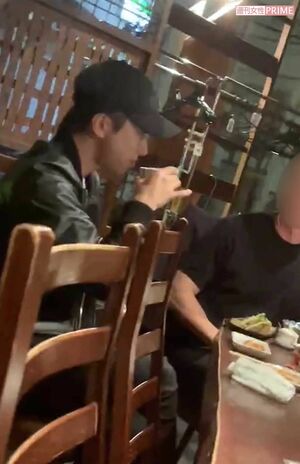 焼き鳥店のカウンター席に座り、トレーニング話に花を咲かせた山下智久