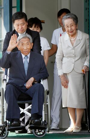 入院していた病院から百合子さまに付き添われ元気に退院されたときの三笠宮さま（'12年）