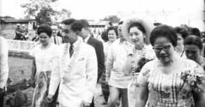  マニラの児童保護施設を訪問し歓迎を受けられた（'62年11月）