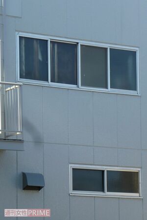 とある無料低額宿泊所。窓の中に見えるタテ線のようなものが個室を細かく仕切るベニア板だ