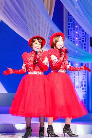 19:00 『脳ベルSHOW』でも岡田の名アシスタントぶりを見せている川野良子フジテレビアナが、森口博子とともに完璧なWinkを。　撮影／矢島泰輔