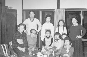 父母と姉妹家族と。写真左端が父と母、右端が西巻さん