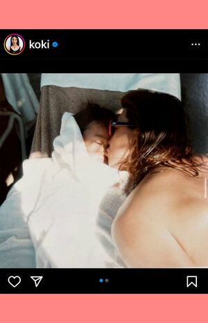 車の後部座席（？）で眠るKoki,にキスするトト。男らしくたくましい背中にドッキリ♪（Koki,のインスタグラムより）