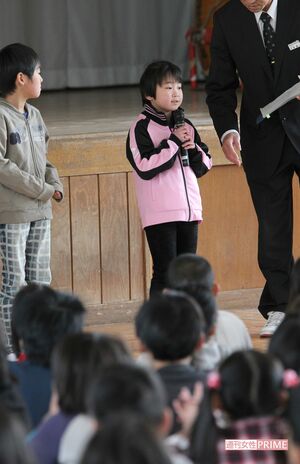 宮城県・仙台市から岩手県・陸前高田市の小学校に転校したのは震災翌月の4月20日。全校生徒の前で転校の挨拶をする海音さん（当時7歳）撮影／週刊女性写真班