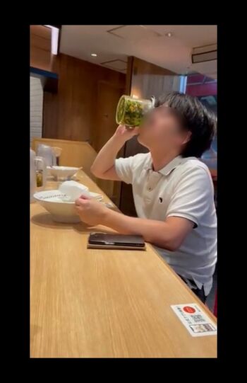 おもむろに卓上トッピングに置かれたニラの入った容器に直接口をつけた