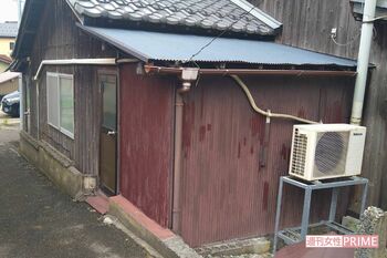 青い屋根の納屋で母親が……。過去には同じ場所で父親も自ら命を絶っていた