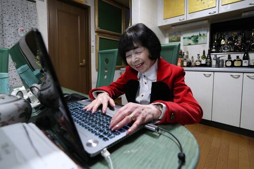 「このパソコン、私と一緒で鈍行だからね。立ち上がりが遅いのよ」と京子さん