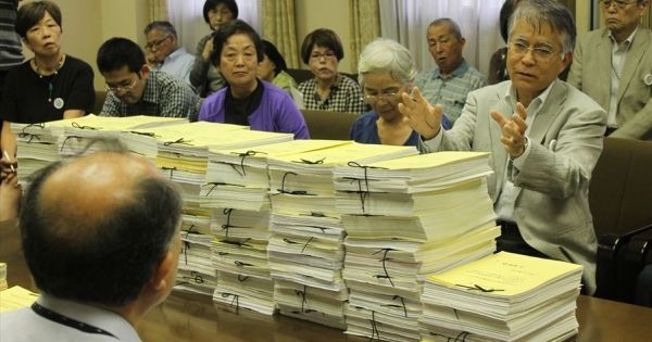  約30名の住民らとともに知事あての署名を提出、再稼働を認めないよう訴える和田さん