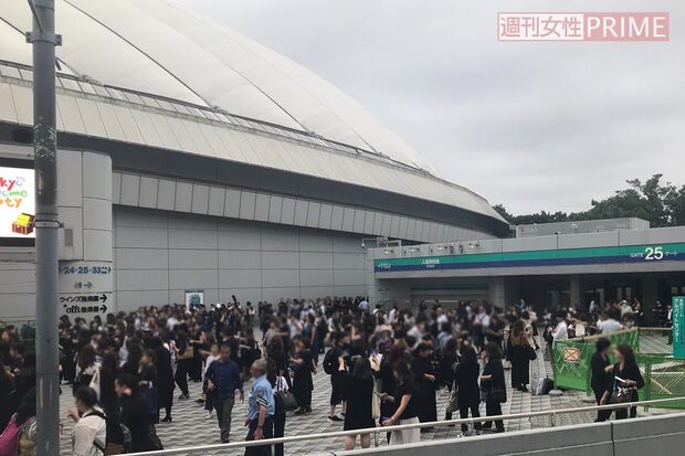 黒い服を着て東京ドームに集まったファンたちの姿。マスコミの姿も／著者撮影