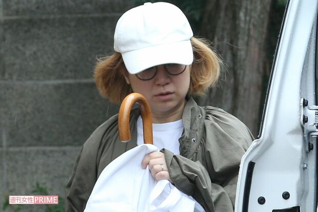 昨年引っ越した自宅で夫の倉持陽一と男児2人と暮らすYUKI。私生活は、ほぼ明かさない（'19年7月）