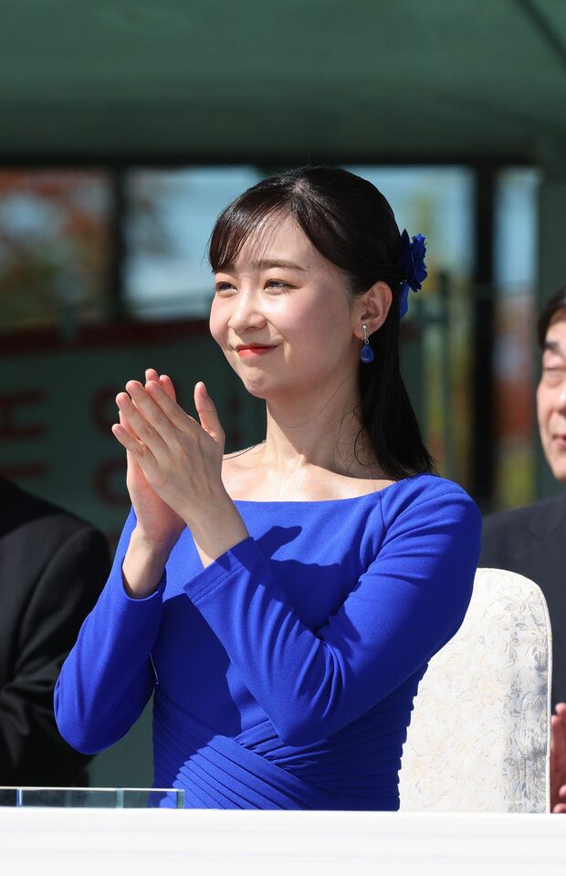 耳元には滋賀県草津の花”あおはな”を使用したイヤリング