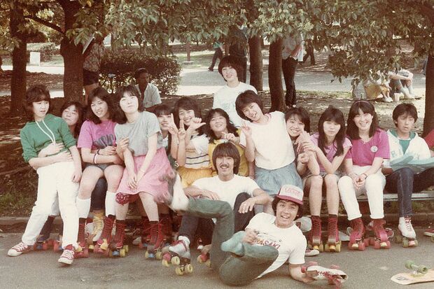 中3、山下公園のローラースケートチーム『シーガル』に参加。中央、ヒゲの男性の後ろが露木さん。左隣は女優の野村真美さん