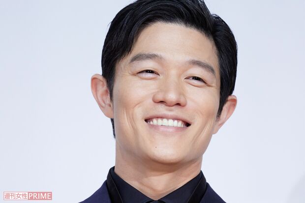 『新・一番搾り』のCMに出演する鈴木亮平