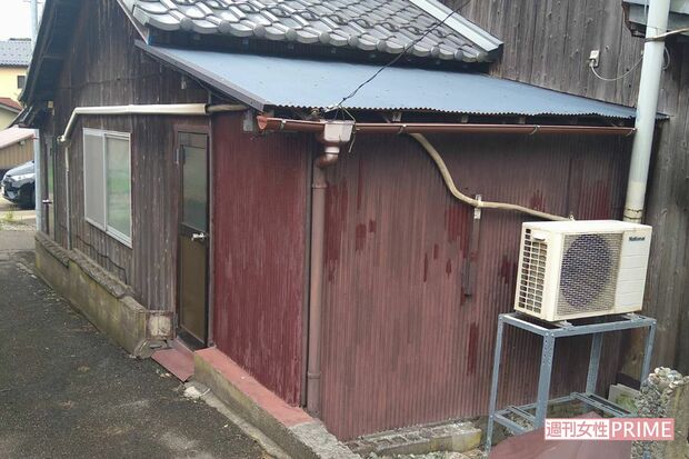 青い屋根の納屋で母親が……。過去には同じ場所で父親も自ら命を絶っていた