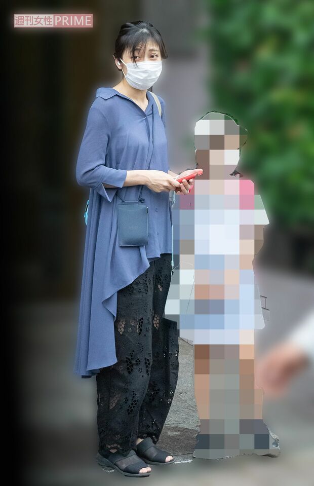 9月下旬、越してきたばかりのマンションから、周囲を警戒しつつ長女を見送りに出る熊田曜子