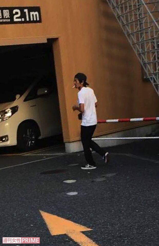 周りの目をまったく気にもとめず、堂々とタバコをふかしながら駐車場に入っていく森田