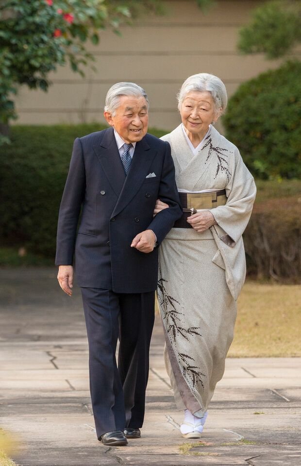 昨年の誕生日、皇后陛下と宮殿の南庭を散策される天皇陛下。会見では国民への感謝の気持ちを語られた