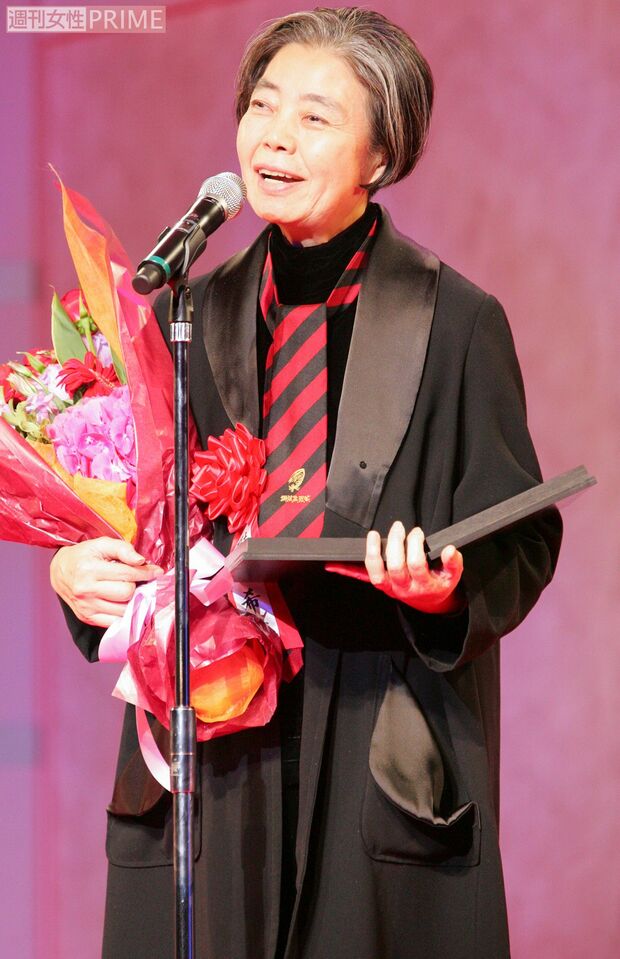 '07年『日刊スポーツ映画大賞』の授賞式には、なんと100円で購入したネクタイ姿で出席。100円ショップの買い物が唯一の“贅沢”だったとか　撮影／週刊女性写真班