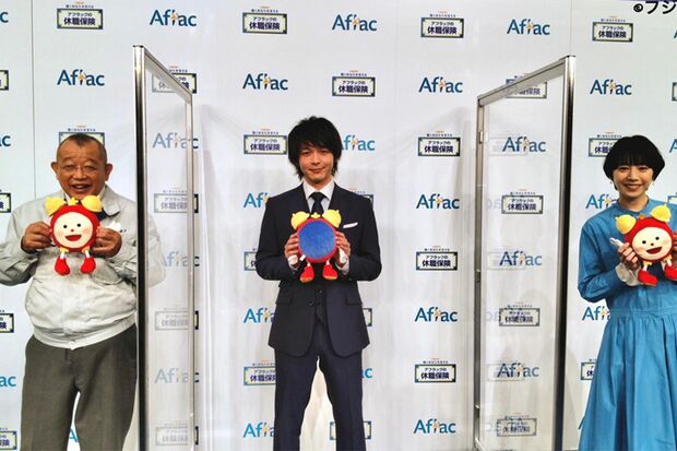 『めざましテレビ』番組キャラクターの『めざましくん』のぬいぐるみを雑に扱う中村倫也