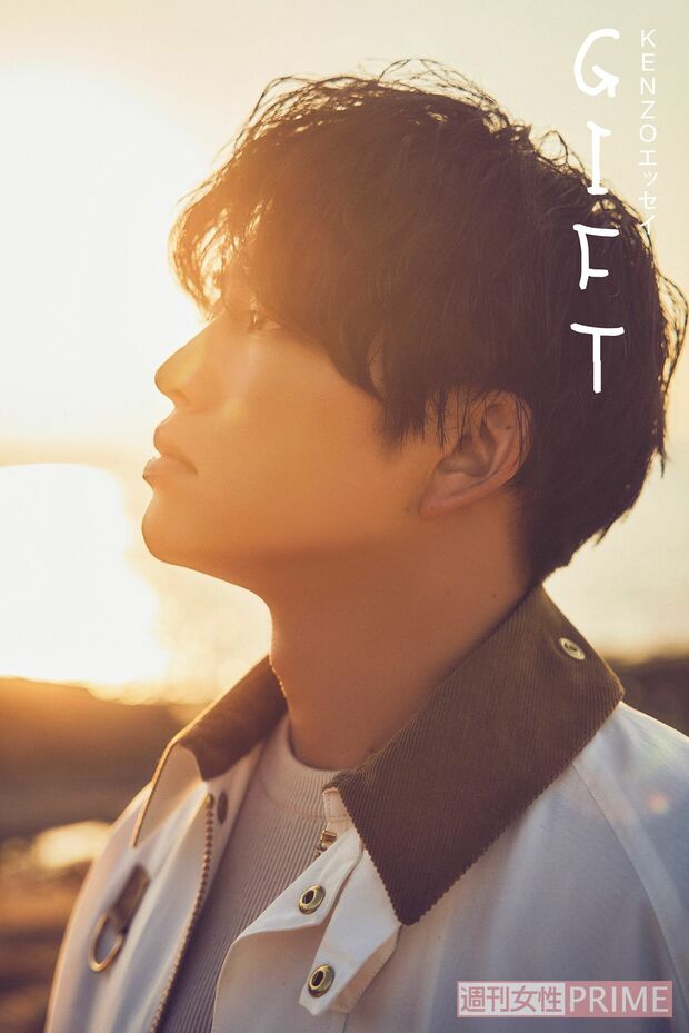 今年の4月には初の自伝的エッセイ『GIFT』（東京ニュース通信社）を発売　※記事中の画像をクリックするとアマゾンの商品紹介ページにジャンプします