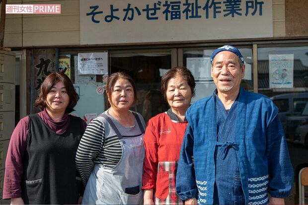 （左から）娘の浩子さん、京子さん、妻・幸子さん、濱田さん。家族で役割を分担し仕事に励む