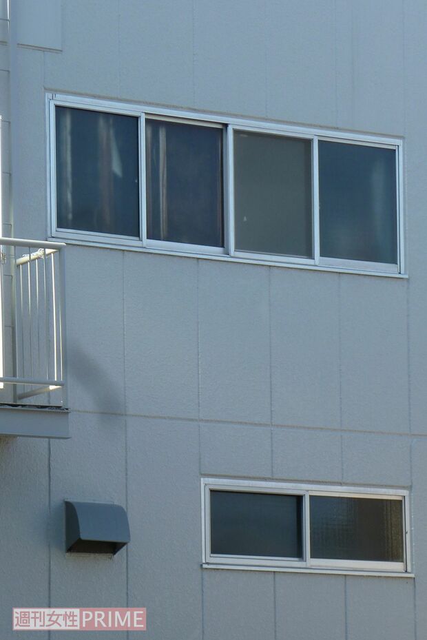 とある無料低額宿泊所。窓の中に見えるタテ線のようなものが個室を細かく仕切るベニア板だ